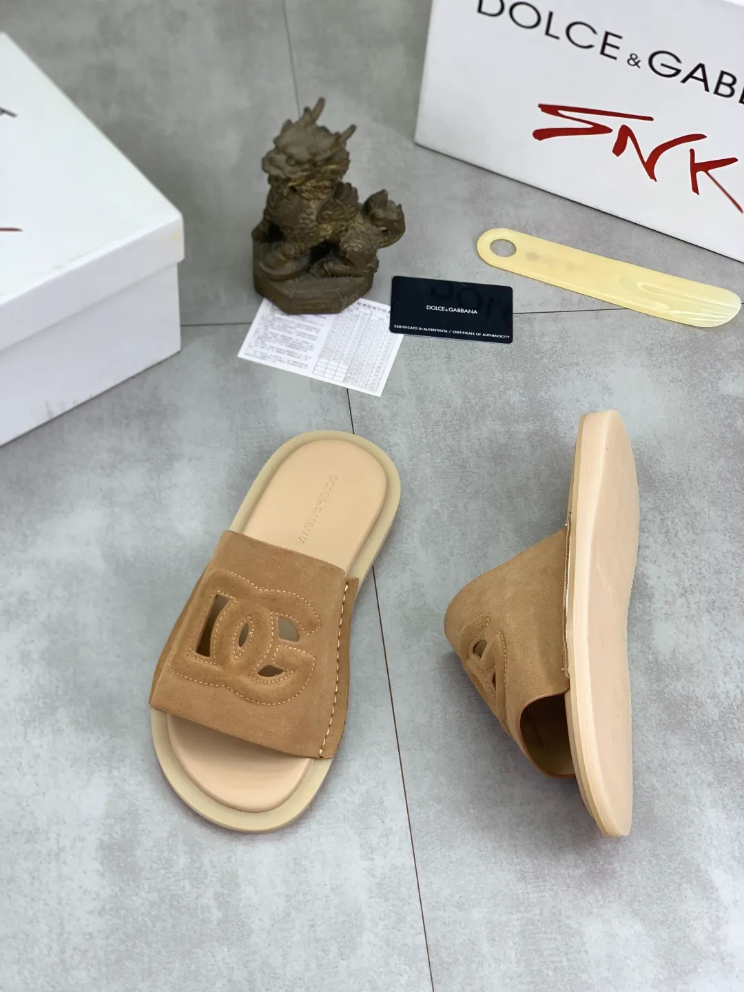 Men's shoes 💰P340 [New model] 💰High quality slippers💎💎💎 DG official website synchronizes the latest slippers 🩴 The highest version on the market, accept material comparison, shoe type comparison, process comparison, practical and textured, versatile and suitable for any occasion, the more you look at it, the more flavorful it becomes. Purely handmade craftsmanship - Upper material, calfskin imported from Italy 🇮🇹 - High-quality water-dyed sheepskin lining - Original high-quality private model customized combination outsole (super comfortable) -Size: 38-45 Color: 6️⃣ colors available